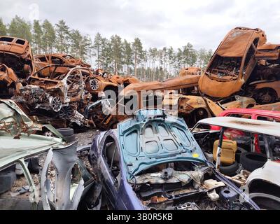 Auto civili bruciate a Irpin come risultato della guerra Foto Stock