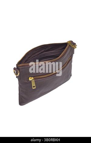 una borsa a tracolla aperta in pelle marrone scuro è esposta su uno sfondo bianco la borsa presenta due zip dorate e una vista interna con aggiunta Foto Stock