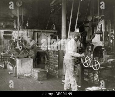 1899 - Newport News, Virginia, Stati Uniti - studenti costruttori al lavoro a Newport News, Virginia. (Immagine di credito: © BuyEnlarge/ZUMAPRESS.com) Foto Stock