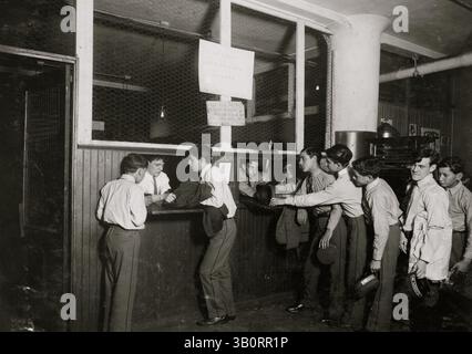 06 giugno 1910 - NY, NY, USA - Messaggeri presso l'ufficio principale, Postal Telegraph Co., 283 Broadway, consegnando le loro uniformi a fine giornata. I ragazzi sono attentamente sorvegliati e i vestiti sono ben tenuti. - 22:30, al Center Market. 11 anni, Old Celery Vendor Gus Strateges, 212 Jackson Hall Alley. Ha venduto fino alle 23 ed era di nuovo fuori domenica mattina a vendere i giornali ana gum. E' in questo paese da solo un anno e mezzo. (Immagine di credito: © BuyEnlarge/ZUMAPRESS.com) Foto Stock