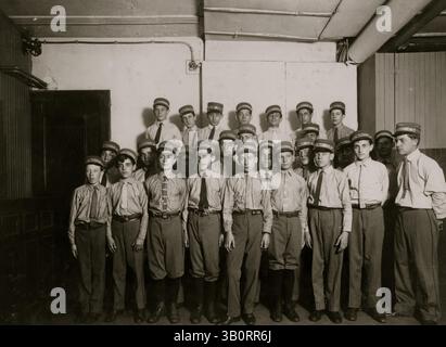 06 giugno 1910 - NY, NY, USA - Un tipico gruppo di messaggeri presso l'ufficio principale della Postal Telegraph Company, 253 Broadway. - Edicola (Credit Image: © BuyEnlarge/ZUMAPRESS.com) Foto Stock