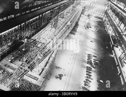 1922 - Lakehurst, NJ, U.S. - lo scheletro del dirigibile ZR-1 della US Navy in costruzione. Battezzato USS Shenandoah, fu il primo dirigibile rigido costruito negli Stati Uniti. (Immagine di credito: © BuyEnlarge/ZUMAPRESS.com) Foto Stock