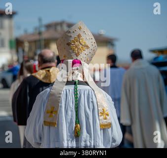 Mitra ricamata a mano con filo dorato Foto Stock