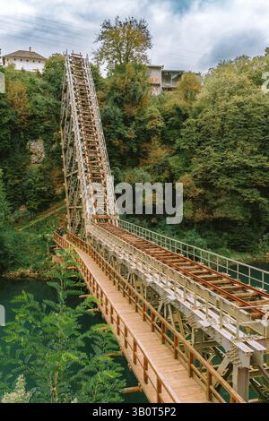 Resti restaurati dell'iconico ponte della seconda guerra mondiale a Jablanica, distrutto dai partigiani nella battaglia di Neretva. Ora un simbolo di resistenza conservato. Foto Stock