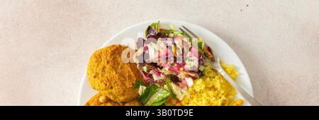 Una ricca e nutriente colazione a base di pancake di zucchine di lenticchie, miglio, collo di pollo al forno, patate dolci arrostite, broccoli, carote, ceci, con una f. Foto Stock