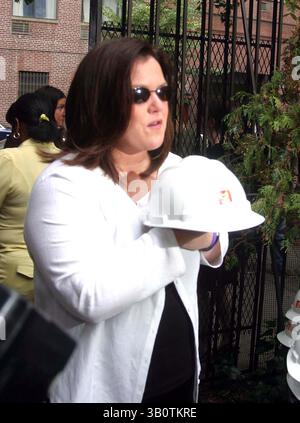 11 GIUGNO 2007 - NEW YORK, NEW YORK, STATI UNITI - K53443JBU.ROSIE O'DONNELLL'S HARDHAT PARTY PER LA NUOVA CASA CHE STA COSTRUENDO PER I SUOI BAMBINI DI BROADWAY NEW YORK NEW YORK 06-11-2007. - 2007.ROSIE o'DONNELL (immagine di credito: © Judie Burstein/Globe Photos/ZUMAPRESS.com) Foto Stock