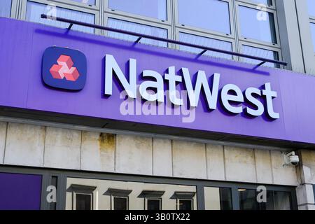 Londra, Regno Unito - 3 aprile 2025; firma e logo in primo piano per NatWest Bank sulla facciata dell'edificio Foto Stock