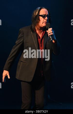 Fort Lauderdale, Florida, Stati Uniti. 23 aprile 2025. Todd Rundgren si esibisce durante 'What the World Needs Now, The Burt Bacharach Songbook Live in Concert' al Parker il 23 aprile 2025 a Fort Lauderdale in Florida. Crediti: Mpi04/Media Punch/Alamy Live News Foto Stock