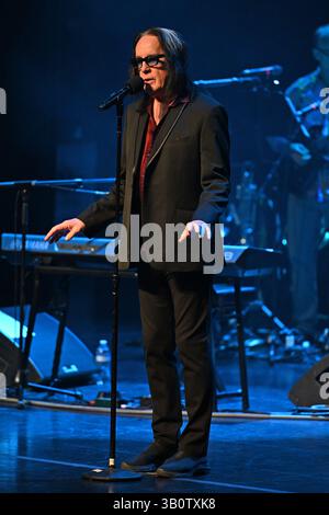 Fort Lauderdale, Florida, Stati Uniti. 23 aprile 2025. Todd Rundgren si esibisce durante 'What the World Needs Now, The Burt Bacharach Songbook Live in Concert' al Parker il 23 aprile 2025 a Fort Lauderdale in Florida. Crediti: Mpi04/Media Punch/Alamy Live News Foto Stock