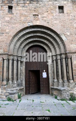 Aínsa, chiesa di Santa Maria (romanica, XI-XII secolo), portale. Sobrarbe, provincia di Huesca, Aragón, Spagna. Foto Stock