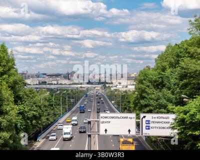 Russia, Mosca 23 maggio 2020, Luzhnetskiy Luzhniki ponte della metropolitana sulle colline dei passeri. Foto Stock