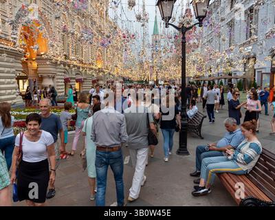 Mosca, Russia - 25 luglio 2020: La gente cammina intorno alla Piazza Rossa, via Nikolskaya. Foto Stock