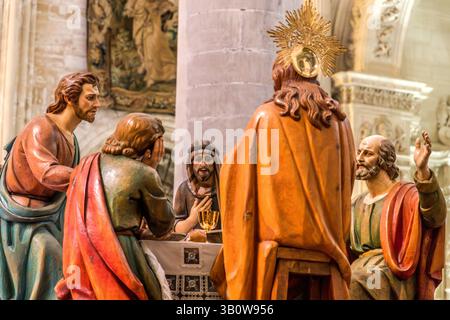 La rappresentazione della scena dell'ultima cena nella cattedrale di Cuenca mostra Gesù e i suoi discepoli che mangiano insieme. Il mercoledì di Semana Santa, questo paso è portato dall'Hermanidad de la Santa cena nel Procesión del Silencio. Calle San Martín A, Cuenca, Castilla-la Mancha, Spagna Foto Stock