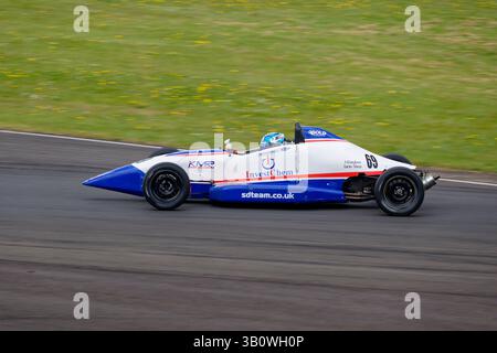 Mikel Bezuidenhout alla guida della sua vettura da corsa KMR Sport Spectrum 011c di Formula Ford, al quarto posto al Castle Combe Howard's Day Race Meeting Foto Stock