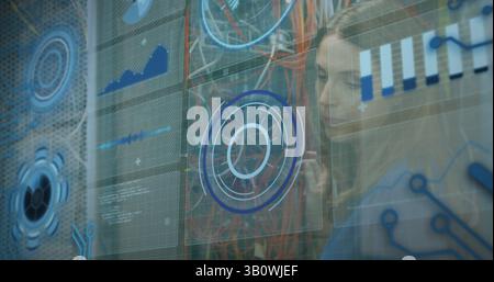 Immagine dell'elaborazione dei dati su donne caucasiche che ispezionano la sala server Foto Stock