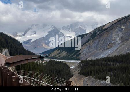 I visitatori potranno ammirare viste mozzafiato da un punto panoramico sulle Montagne Rocciose canadesi, circondati da torreggianti montagne e da una profonda valle sotto un'altura Foto Stock
