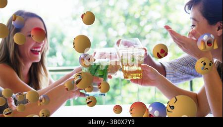 Immagine di icone emoji su persone diverse che fanno brindisi Foto Stock