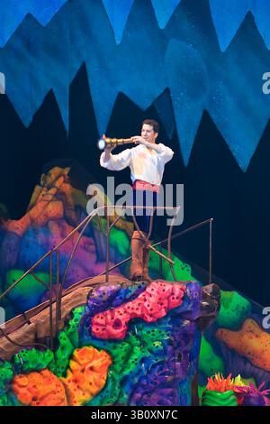 Disney on Ice Worlds of Fantasy ha aperto a San Diego, CALIFORNIA, presso la San Diego Sports Arena. Il personaggio del principe Eric del film Disney Little Mermaid danzò sul ghiaccio. I personaggi di quattro show fantasy Disney sono scesi sul ghiaccio per intrattenere il pubblico. (Immagine di credito: © Nick Morris/Southcreek Global/ZUMApress.com) Foto Stock