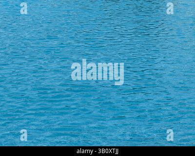 Superficie di acqua blu con ondulazioni delicate Foto Stock