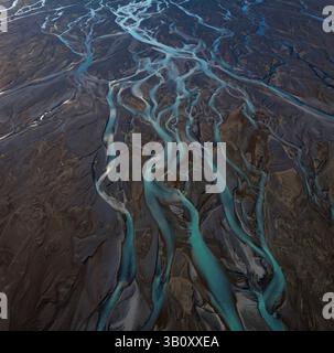 Vista panoramica aerea del delta dei ruscelli d'armi intrecciati, acqua di montagna delle Alpi meridionali cristallina e azzurra, cristallina e cristallina, che entra nel lago Pukak Foto Stock