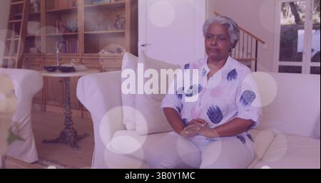 Immagine di texture grigia che si muove sopra una donna anziana afroamericana triste Foto Stock
