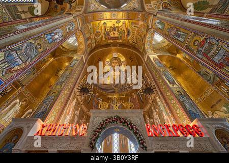 Immagine del Cristo Pantocratore nella Chiesa dell'Intercessione della Santa Vergine a Yasenevo costruita in stile architettonico bizantino. Mosca, Russia. Foto Stock