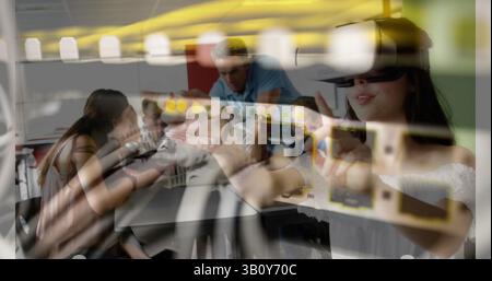 Immagine della sala server su una ragazza caucasica che usa il visore vr Foto Stock