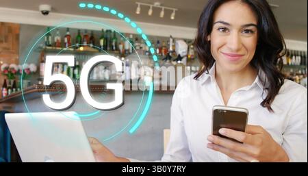 5 g di testo su scanner rotondo al neon contro il ritratto di wpman caucasico che parla sullo smartphone Foto Stock