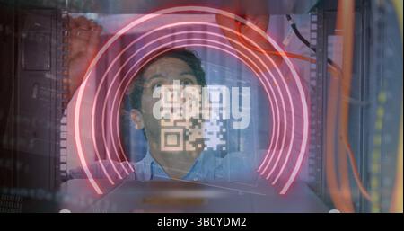 Immagine del codice qr su un uomo caucasico che controlla i server Foto Stock