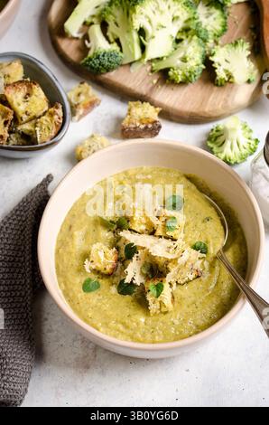 Broccoli e zuppa di ceci con crutons Foto Stock