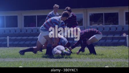 Immagine di spot che si muovono su diverse squadre di giocatori di rugby durante la partita sul campo Foto Stock