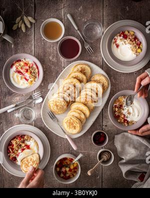 Pancake a immersione con ciotole di yogurt Foto Stock