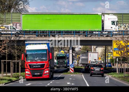 Autostrada A2, ponte su Ewaldstraße a Herten, strada di accesso e uscita per l'autostrada, traffico pesante di autocarri, numerosi centri logistici nelle immediate vicinanze Foto Stock