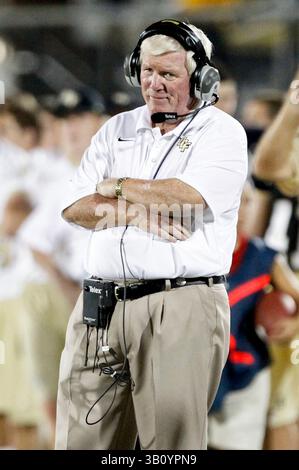 11 settembre 2010: Allenatore UCF George o'Leary durante la partita di football NCAA tra North Carolina State Wolfpack e Central Florida Knights. NC State sconfisse Central Florida 28-21al Bright House Network Stadium di Orlando, Florida. (Immagine di credito: © Romeo Guzman/Cal Sport Media/ZUMApress.com) Foto Stock