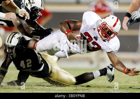 11 settembre 2010: Il running back dello stato del North Carolina Mustafa Greene (33) durante la partita di football NCAA tra North Carolina State Wolfpack e Central Florida Knights. NC State sconfisse Central Florida 28-21al Bright House Network Stadium di Orlando, Florida. (Immagine di credito: © Romeo Guzman/Cal Sport Media/ZUMApress.com) Foto Stock