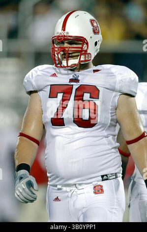 11 settembre 2010: North Carolina State Tackle Mikel Overgaard (76) durante la partita di football NCAA tra North Carolina State Wolfpack e Central Florida Knights. NC State sconfisse Central Florida 28-21al Bright House Network Stadium di Orlando, Florida. (Immagine di credito: © Romeo Guzman/Cal Sport Media/ZUMApress.com) Foto Stock