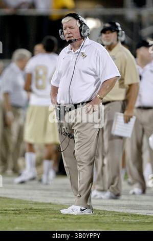 11 settembre 2010: Allenatore UCF George o'Leary durante la partita di football NCAA tra North Carolina State Wolfpack e Central Florida Knights. NC State sconfisse Central Florida 28-21al Bright House Network Stadium di Orlando, Florida. (Immagine di credito: © Romeo Guzman/Cal Sport Media/ZUMApress.com) Foto Stock