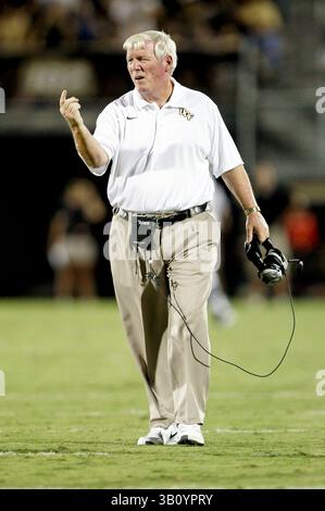 11 settembre 2010: Allenatore UCF George o'Leary durante la partita di football NCAA tra North Carolina State Wolfpack e Central Florida Knights. NC State sconfisse Central Florida 28-21al Bright House Network Stadium di Orlando, Florida. (Immagine di credito: © Romeo Guzman/Cal Sport Media/ZUMApress.com) Foto Stock