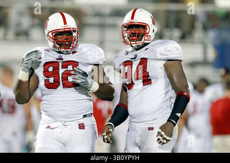 11 settembre 2010: Il defensive end dello stato del North Carolina Darryl Cato-Bishop (92) e il defensive end dello stato del North Carolina Michael Lemon (94) durante la partita di football NCAA tra il North Carolina State Wolfpack e i Central Florida Knights. NC State sconfisse Central Florida 28-21al Bright House Network Stadium di Orlando, Florida. (Immagine di credito: © Romeo Guzman/Cal Sport Media/ZUMApress.com) Foto Stock