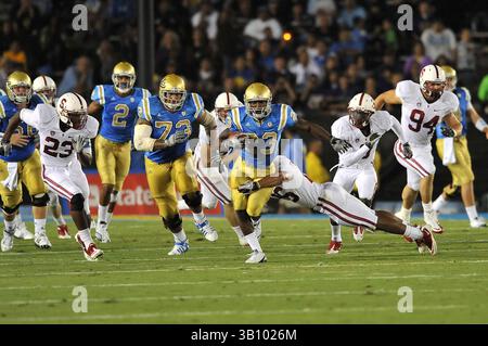 11 settembre 2010 Pasadena, CA..UCLA il running back dei Bruins Johnathan Franklin #23 corre per un guadagno di 18 yard nel secondo quarto in azione durante la partita di football contro gli Stanford Cardinal al Rose Bowl l'11 settembre 2010 a Pasadena, California..Stanford sconfigge UCLA 35-0.Louis Lopez/CSM(Credit Image: © Louis Lopez/Cal Sport Media/ZUMApress.com) Foto Stock