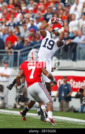 13 novembre 2010: Il wide receiver dei Penn State Nittany Lions Justin Brown (19) conquista il defensive back degli Ohio State Buckeyes Jermale Hines (7) durante la partita di football NCAA all'Ohio Stadium di Columbus, Ohio. (Immagine di credito: © Rick Osentoski/Cal Sport Media/ZUMApress.com) Foto Stock
