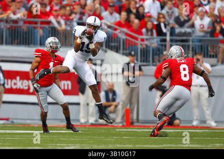 13 novembre 2010: Il wide receiver dei Penn State Nittany Lions Justin Brown (19) conquista il defensive back degli Ohio State Buckeyes Devon Torrence (1) durante la partita di football NCAA all'Ohio Stadium di Columbus, Ohio. (Immagine di credito: © Rick Osentoski/Cal Sport Media/ZUMApress.com) Foto Stock