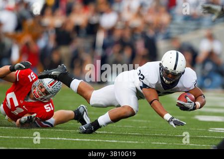 13 novembre 2010: Il running back dei Penn State Nittany Lions Silas Redd (25) e il linebacker degli Ohio State Buckeyes Ross Homan (51) durante la partita di football della NCAA contro l'Ohio State all'Ohio Stadium di Columbus, Ohio. (Immagine di credito: © Rick Osentoski/Cal Sport Media/ZUMApress.com) Foto Stock