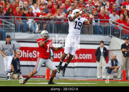 13 novembre 2010: Il wide receiver dei Penn State Nittany Lions Justin Brown (19) conquista il defensive back degli Ohio State Buckeyes Devon Torrence (1) durante la partita di football NCAA all'Ohio Stadium di Columbus, Ohio. (Immagine di credito: © Rick Osentoski/Cal Sport Media/ZUMApress.com) Foto Stock