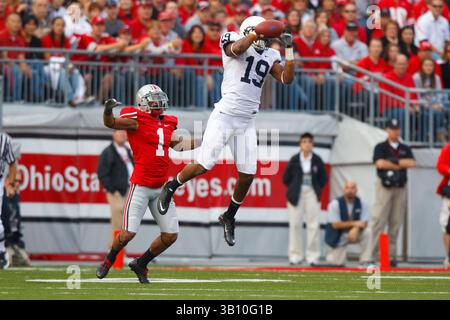 13 novembre 2010: Il wide receiver dei Penn State Nittany Lions Justin Brown (19) conquista il defensive back degli Ohio State Buckeyes Devon Torrence (1) durante la partita di football NCAA all'Ohio Stadium di Columbus, Ohio. (Immagine di credito: © Rick Osentoski/Cal Sport Media/ZUMApress.com) Foto Stock
