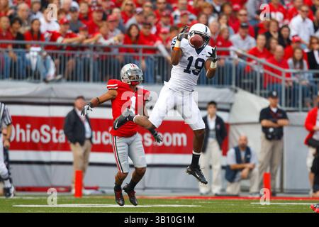 13 novembre 2010: Il wide receiver dei Penn State Nittany Lions Justin Brown (19) conquista il defensive back degli Ohio State Buckeyes Devon Torrence (1) durante la partita di football NCAA all'Ohio Stadium di Columbus, Ohio. (Immagine di credito: © Rick Osentoski/Cal Sport Media/ZUMApress.com) Foto Stock