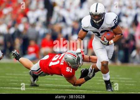 13 novembre 2010: Il running back dei Penn State Nittany Lions Silas Redd (25) e il linebacker degli Ohio State Buckeyes Ross Homan (51) durante la partita di football della NCAA contro l'Ohio State all'Ohio Stadium di Columbus, Ohio. (Immagine di credito: © Rick Osentoski/Cal Sport Media/ZUMApress.com) Foto Stock