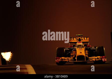 13 novembre 2010 - Abu Dhabi, Emirati Arabi Uniti - Vitaly Petrov (RUS) Renault R30...Formula 1 World Championship, Rd 19, Abu Dhabi Grand Prix, Qualifying Day, Yas Marina Circuit, Abu Dhabi, Emirati Arabi Uniti, sabato 13 novembre 2010. (Credito: © Sutton Motorsports/ZUMApress.com) Foto Stock