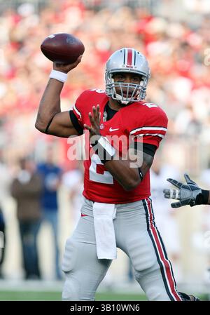 13 novembre 2010: Terrelle Pryor dei Ohio State Buckeyes torna a passare contro i Penn State Nittany Lions. L'Ohio State ha battuto la Penn State 38-14 all'Ohio Stadium di Columbus, Ohio. (Immagine di credito: © Greg Ashman/Cal Sport Media/ZUMApress.com) Foto Stock