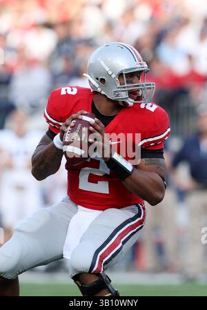 13 novembre 2010: Terrelle Pryor dei Ohio State Buckeyes torna a passare contro i Penn State Nittany Lions. L'Ohio State ha battuto la Penn State 38-14 all'Ohio Stadium di Columbus, Ohio. (Immagine di credito: © Greg Ashman/Cal Sport Media/ZUMApress.com) Foto Stock